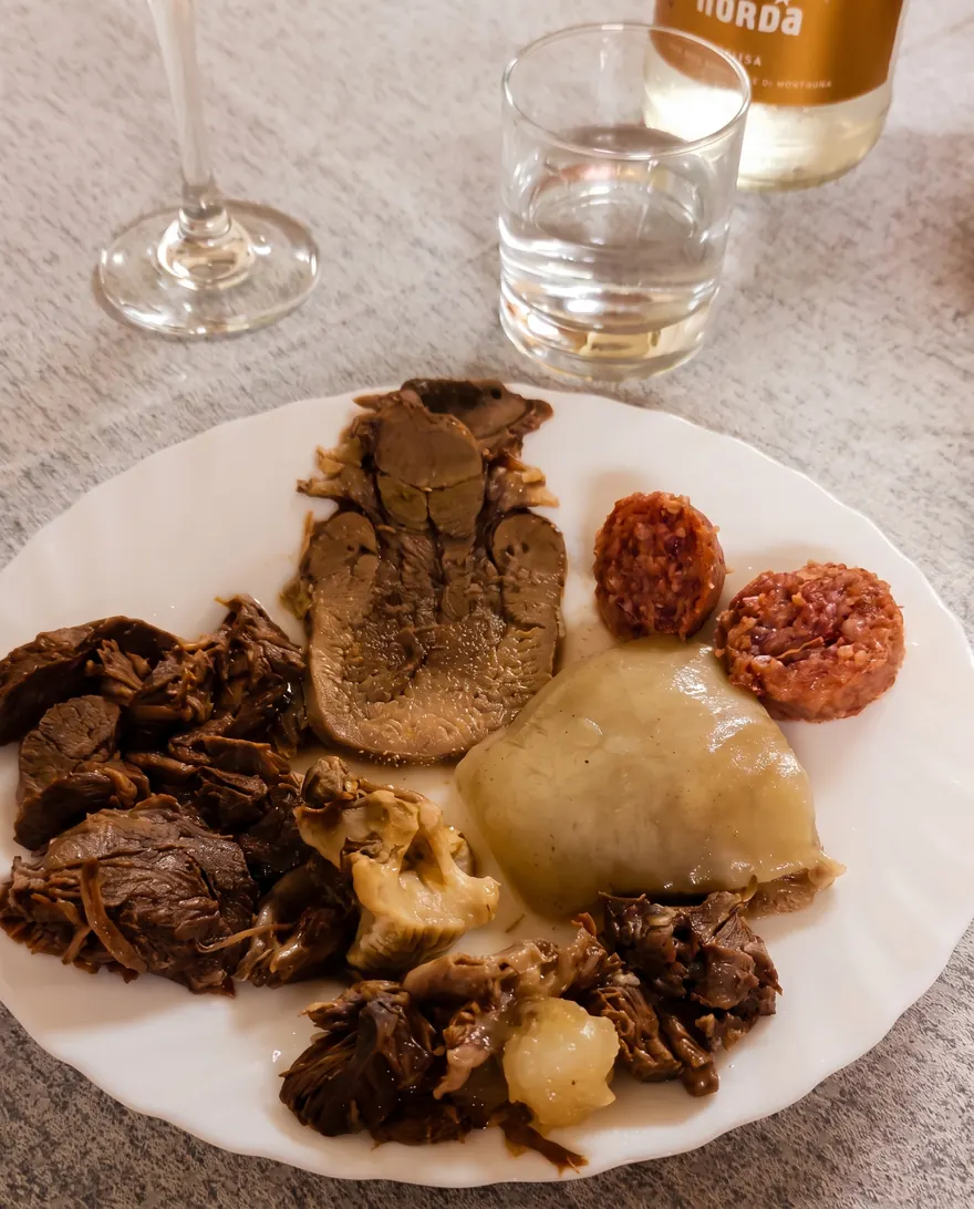 Bollito misto piemontese con cotechino e cipolline.