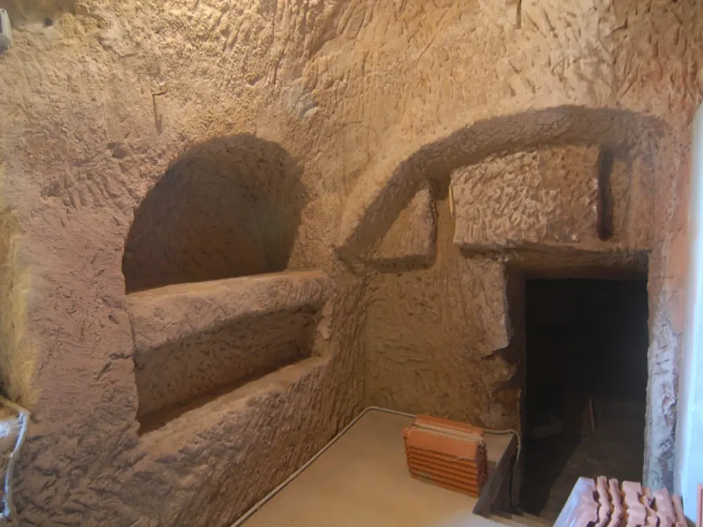 Interno di un infernot, cantina scavata nella pietra.