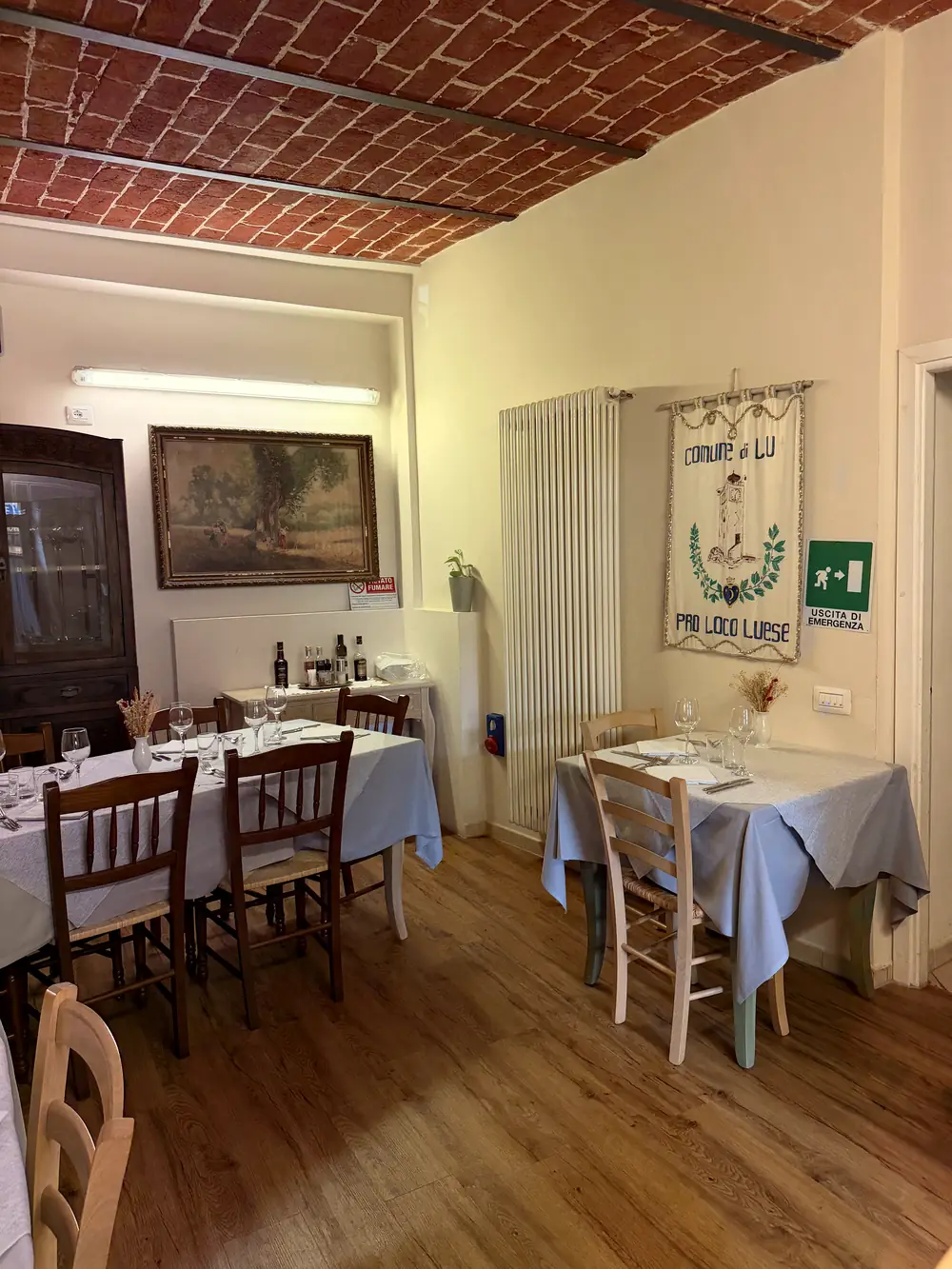 Un angolo della sala con il gonfalone del Comune di Lu e della Pro Loco Luese.
